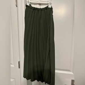 Maxi pleated green skirt